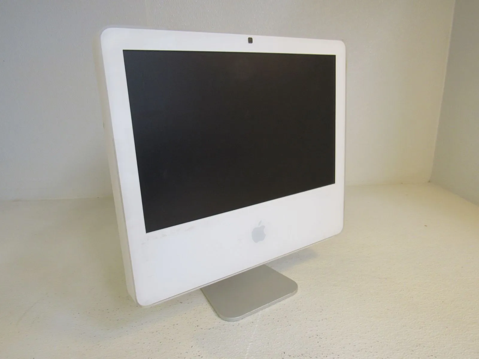 Apple iMac 17 in All In One Computer Bare Unit B White/Gray 1GB RAM A1195 -- Used