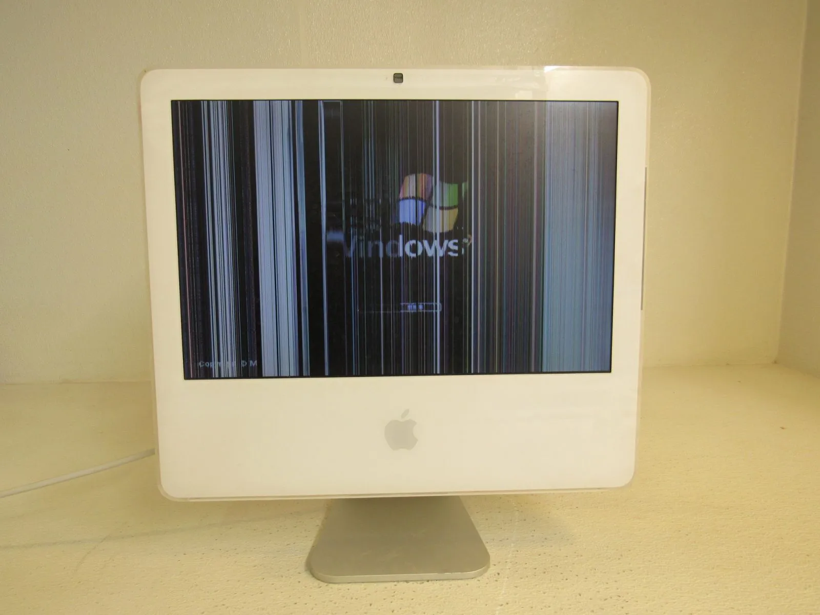 Apple iMac 17 in All In One Computer Bare Unit O White/Gray 1GB RAM A1195 -- Used