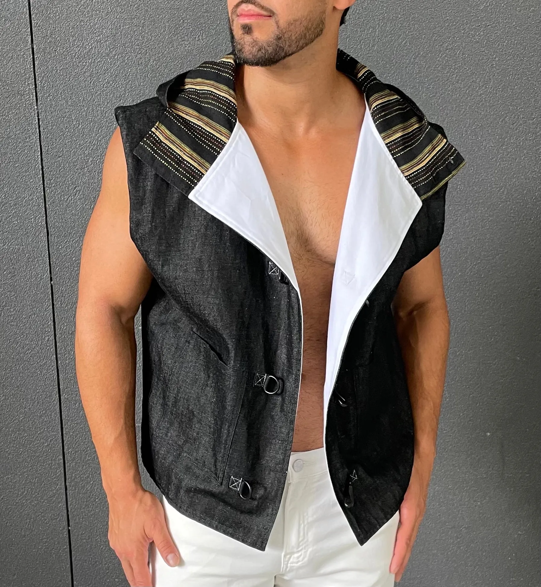 BH HOODED VEST METAL CLOSURE