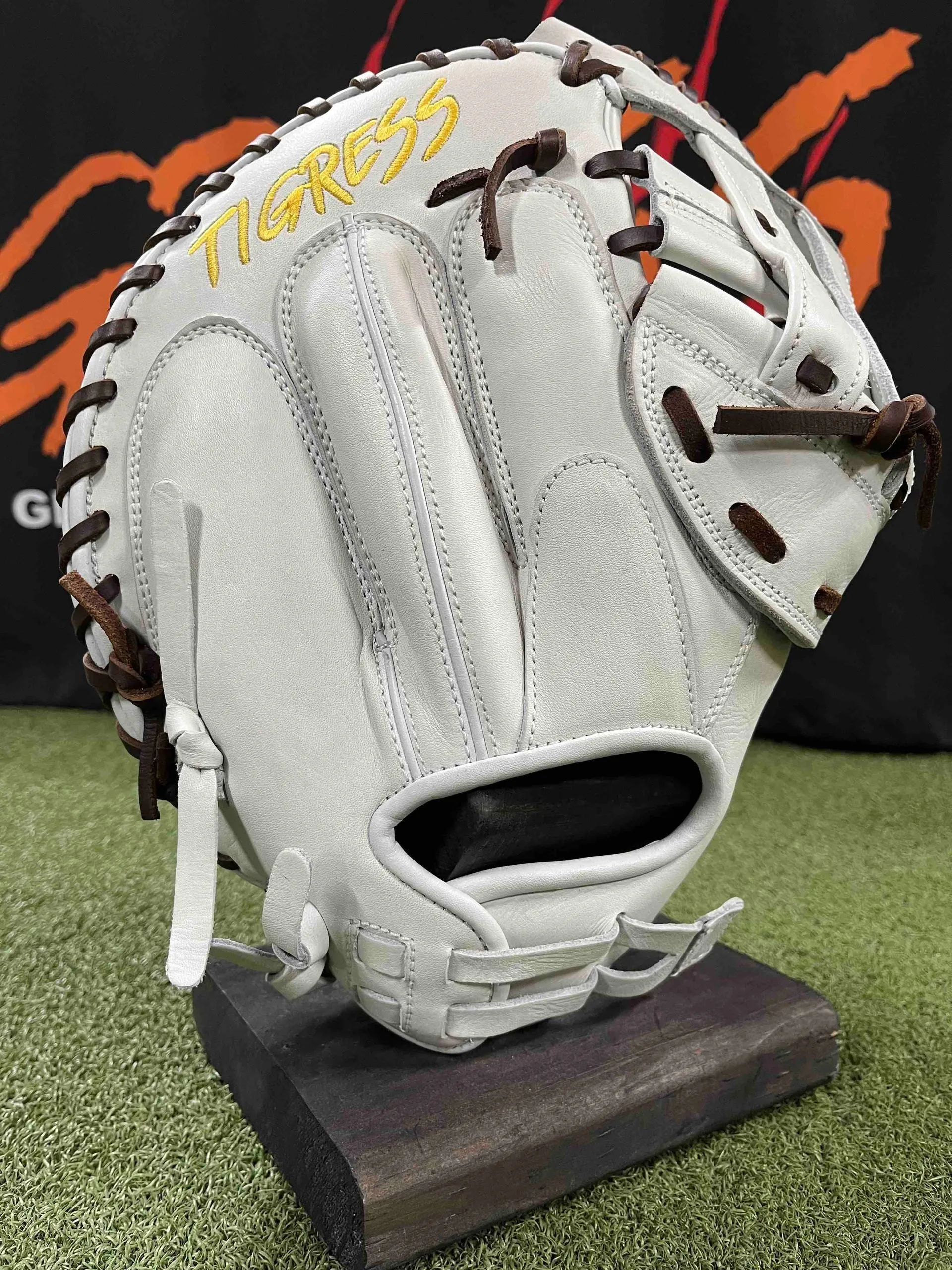 PRO GRADE RHT CATCHER’S MITT H-WEB, CINCH WRIST